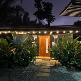Ruca Lodge - Luxury Container Tiny Home Surrounded by Nature, hotel in Uvita