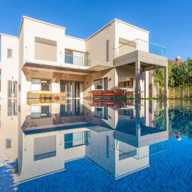 Villa 5 Suites Modern with Ping Pong table and Heated Swimming pool, hotell sihtkohas Marrakech