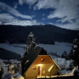 Adorable Chalet Sur le lac de Payolle, khách sạn ở Campan