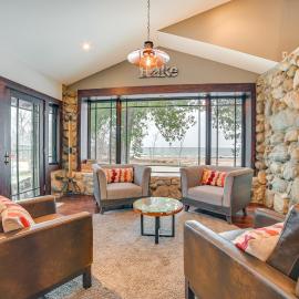 1 Mi to Dtwn! Lakefront Earl Young Charlevoix Home، فندق في تشارليفويكس