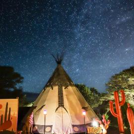 Lobo Tipi at El Mistico Ranch、Nogalのホテル