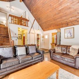 Rustic Intervale Hideaway w/ Deck & Wooded Views!, hotell i Intervale