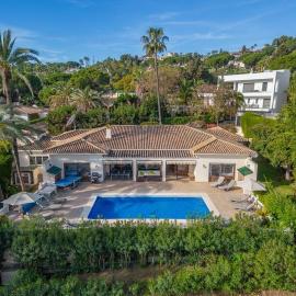 Villa Casa La Concha - Luxury 6 bedroom Villa in Marbella, Beautiful Mountain View, Heated Swimming Pool, 15min walk to Puerto Banus Beaches, Sleeps up to 12, hotel a Marbella