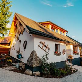Šumiac Village - Jedinečné ubytovanie s wellnessom pod Kráľovou hoľou, hotel em Šumiac