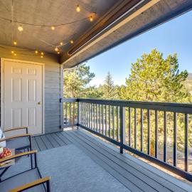 Walk to Downtown: Mountain-View Estes Escape