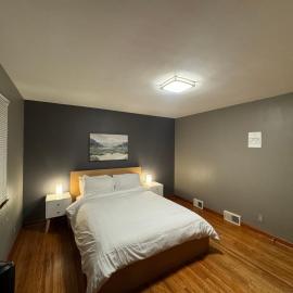 Charming Cape Cod Bungalow at Niagara Falls, NY!, hotel in Niagara Falls