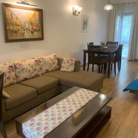 STUDIO APARTMENT - TARUDHAN VALLEY GOLF RESORT Gurgaon, hotel in Gurgaon