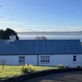 Cosy Donegal Cottage with Panoramic Sea Views, hotel a Greencastle