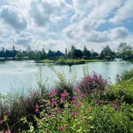 Lakeside Escape with Hot Tub, hotel in York