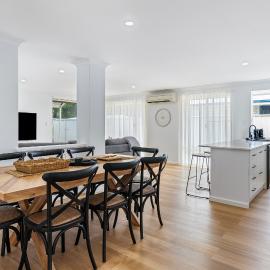 Stylish 5-Bedroom Home Geographe، فندق في Geographe