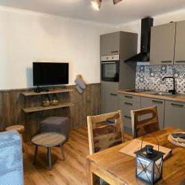 Appartement Brettljause Ferienhaus Fuenf Sinne, hotel sa Döbriach