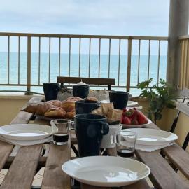 Le Terrazze Beachfront, balcony, parking, private access Beach, hotel di torvaianica