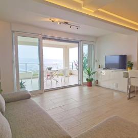 Apartment with a sea View No 10, first row by the sea, Beach house Ana, hotel u Dućama