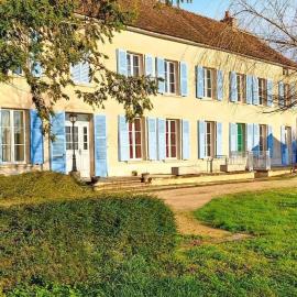 Maison romantique du XIXe siècle indépendante avec son jardin et sa piscine privés, hotel in Ravières