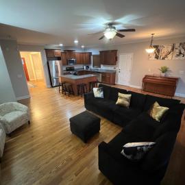 Spacious Gorgeous 3bd home with large deck Close to EVERYTHING