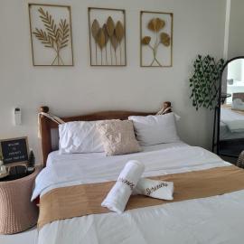 Serenity Homes with Indoor Jacuzzi, מלון בליפה