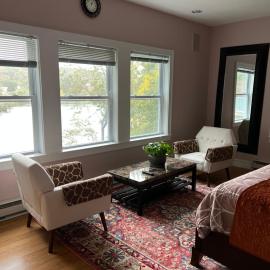 Sunny river view suite, hotel i Quaker Hill