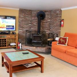 Trailside Village #7 - Slopeside 1BR with Hot Tub, Sauna and BBQ, Ski In Ski Out, hotell sihtkohas Killington