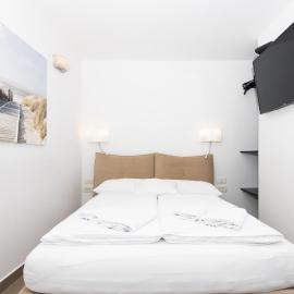 Thomas's cozy room with Breakfast