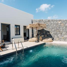 Erthā Suites with private pools، فندق في Vóthon