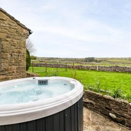 Central Malham Wellbeing Escape, 5-bed house with yoga studio