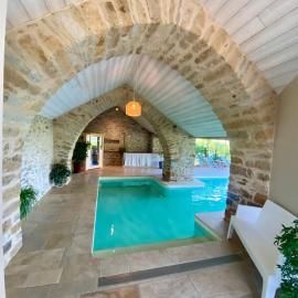Les Caselles - Gîte, table et chambres d'hôtes、Saint-Beauzélyのホテル