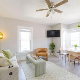 Downtown House Sleeps 10 with 3 King Beds and More