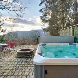 Mtn-View Gem w/ Deck & Hot Tub in Tannersville