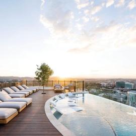 Luxury Peppers Infinity Pool Stylish with 2BD & 1C Park, hotel in Brisbane