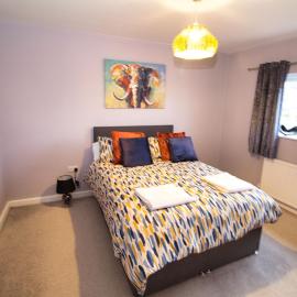 3 Bed Semi - Refurbished High Standard - Off Street Parking - Large Garden - Dog Friendly - Fast Wifi, Hotel in Rawmarsh
