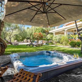 Apartments Blanka - Garden Oasis with Jacuzzi, hotel in Banjol