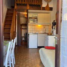 SP310-093 Maison studio cabine mezzanine SAINT PIERRE LA MER, hotel in Saint Pierre La Mer