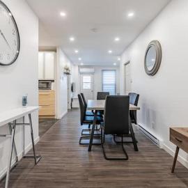 Huge 3 Bedroom Condo with a Large Patio, hotel v Montrealu
