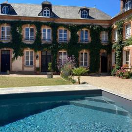 Gîte en Normandie avec piscine، فندق في Rugles