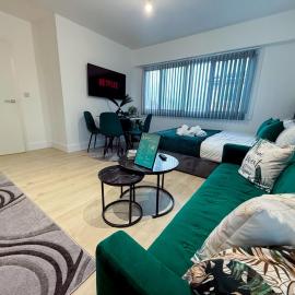 Modern 2 Bed Flat by Heathrow Airport, Free Parking, hotel a Harmondsworth