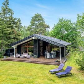 5 star holiday home in Væggerløse, hotell i Bøtø By