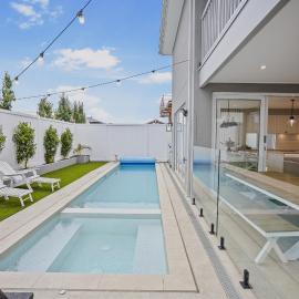 Hamptons in Torquay - 5 bath, Pool, Spa & Theatre!, hotel in Torquay