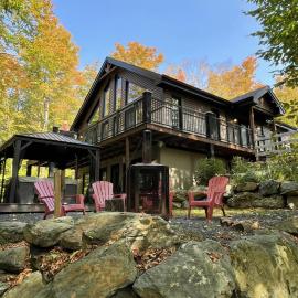 Chalet Le PÜR، فندق في ايستمان