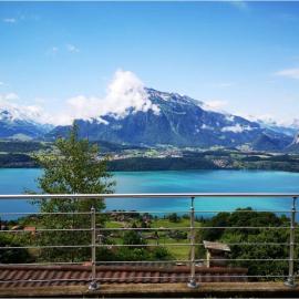 Chalet with panoramic views of the mountains of the Oberland and Lake Thun, hotelli kohteessa Sigriswil