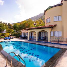 Villa Jewel with Private Pool and Sea View, hotel in Lâpta