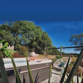 Gîtes de charme "l'écrin de Vendée" jacuzzi privatif, piscine chauffée, prestations bien être, vélos à 10 mn de l'océan sur 3,5 h de verdure โรงแรมในSallertaine