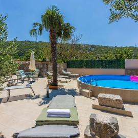 Hundefreundliche Villa mit Privatpool, Aussendusche, Grill und vielen Wanderwegen in der Umgebung, Hotel in Grižane