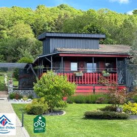 TiNY HOUSE LE CHALET LIT KING SIZE -TERRASSE - PETIT DÉJEUNER-CLIMATISATION -PARKING, hotel en Échenoz-la-Méline