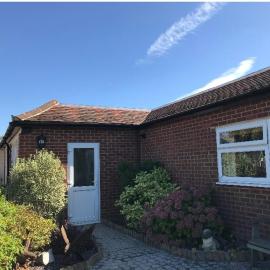 Two Bedroom Bungalow No2 - Secure Gated Parking, hotel in Basildon