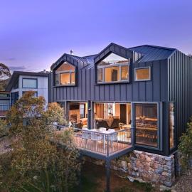 Luxury Mountain Chalet one of Crackenback's best, hotel u gradu 'Crackenback'