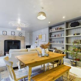 Central Cheltenham Spacious 2-Bedroom Apartment - Priory Street, hotel in Cheltenham