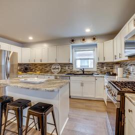 4 Mi to Lake Michigan: East Chicago Home w/ Grill, hotel in East Chicago