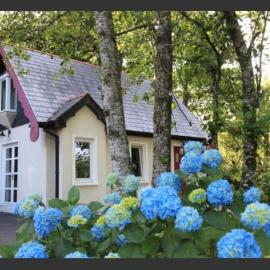 Cute cottage for short getaway، فندق في Cross Mahon