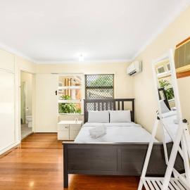 Affordable Studio Steps from UQ Shops and Transit, Hotel in Brisbane