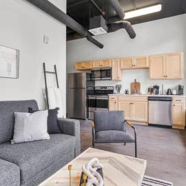 Convenient Downtown Loft WiFi and Elevator